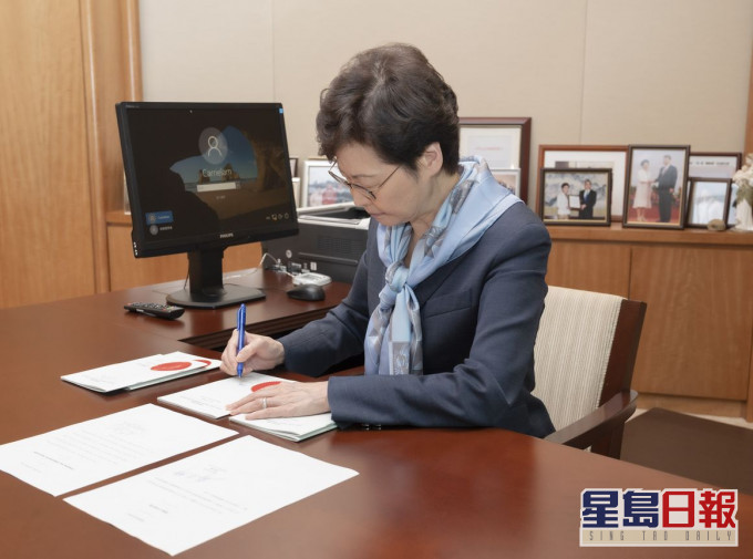 鄭月娥簽署《國歌條例》。政府新聞處圖片