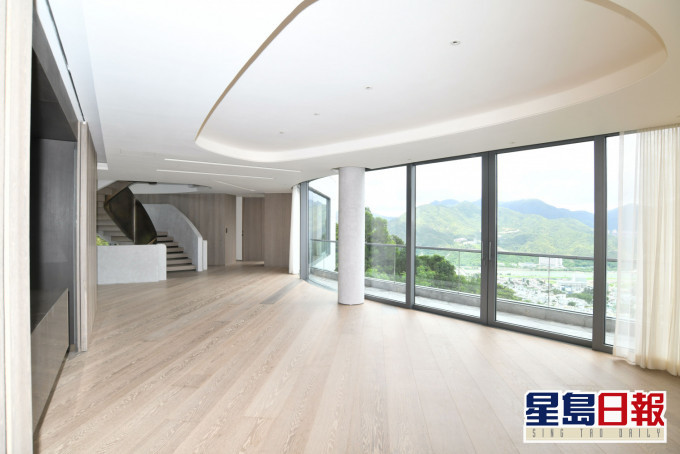 饭厅位于1楼,面积宽广,设有落地玻璃赏景。