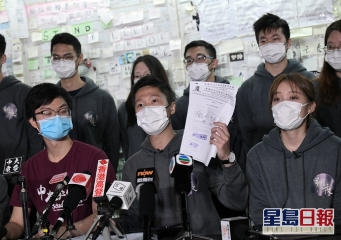 「朔夜」事后向支持者鞠躬道歉,指对校方行动表示极度遗憾。资料图片