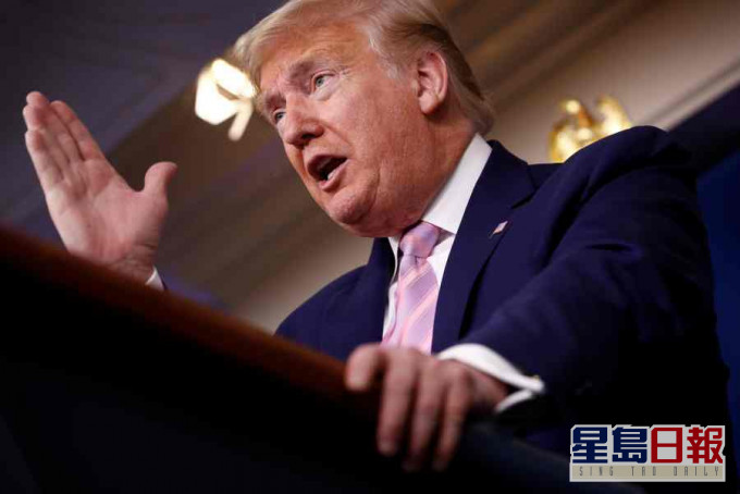 特朗普没有解释为何自己身体健康仍要去试药。AP
