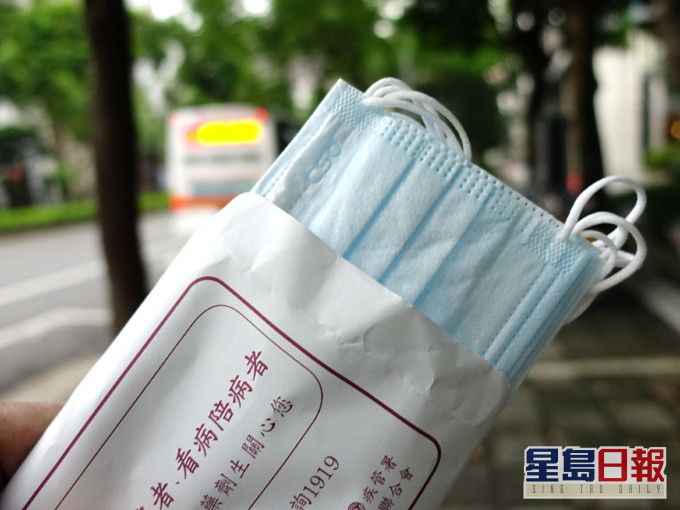 網民從信封內拿出口罩送婦人遭拒接受。facebook「爆怨公社」社交群組相片