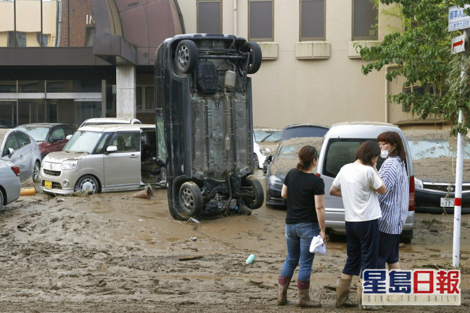 人吉市有汽車被洪水冲翻。AP圖片