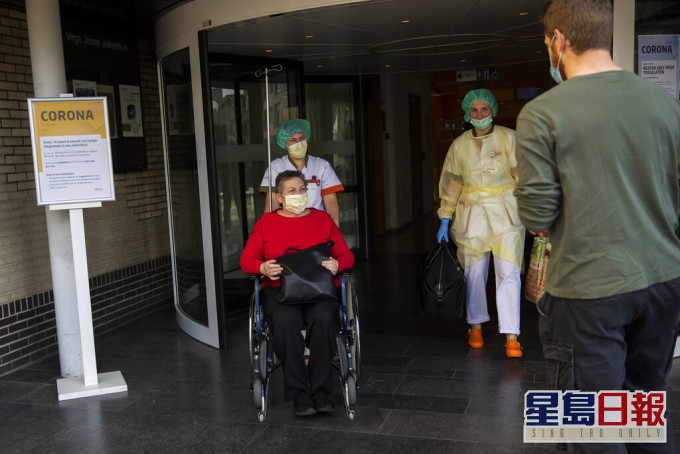 新冠肺炎患者康復出院。AP