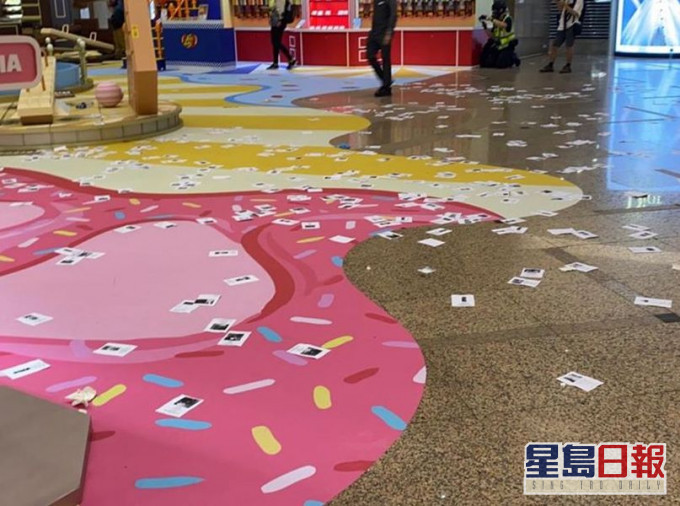 印有警员个人资料的纸张,散落时代广场地上。警方fb图片