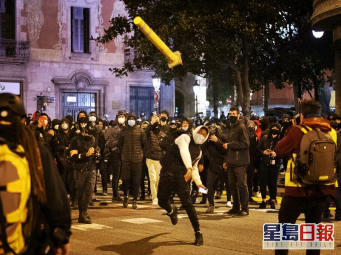 西班牙饶舌歌手哈塞尔被捕引发的反政府示威潮和骚乱持续。AP图片