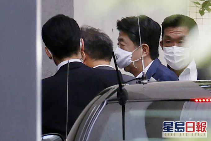 日本首相安倍晉三早上抵達慶應大學醫院,是繼上星期一之後,再度前往慶應大學醫院。AP圖片