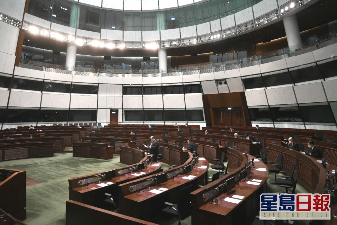 立法会继续审议预算案。