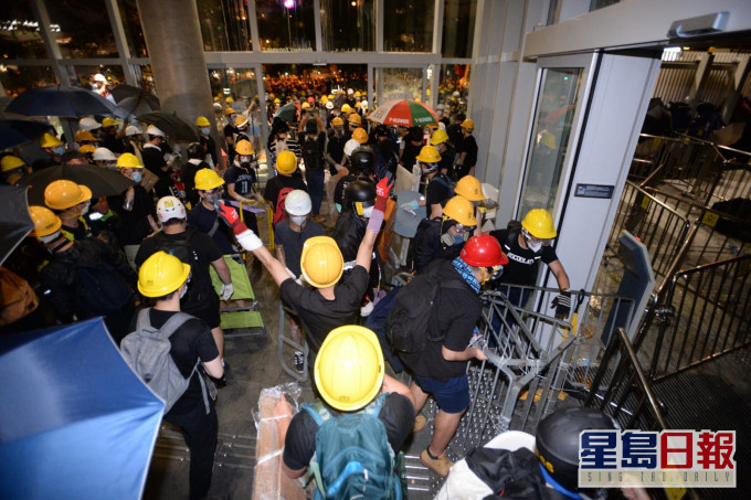 大批示威者衝開鐵閘闖入立法會大堂。