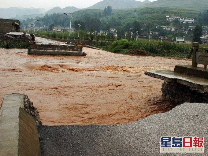 暴雨導致8000多間房屋倒塌道路塌陷。新華社