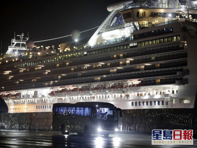 港人落船後乘搭旅巴前往機場。AP