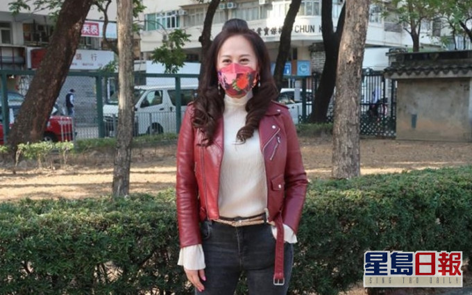 為新劇拍攝外景中的江欣燕,趕來為慈善機構出一分力。
