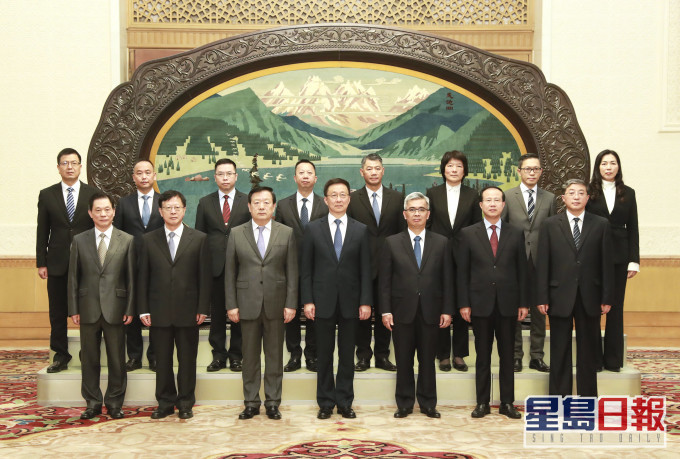 韩正在北京人民大会堂会见澳门保安司司长黄少泽率领的澳门纪律部队高层代表团。新华社图片