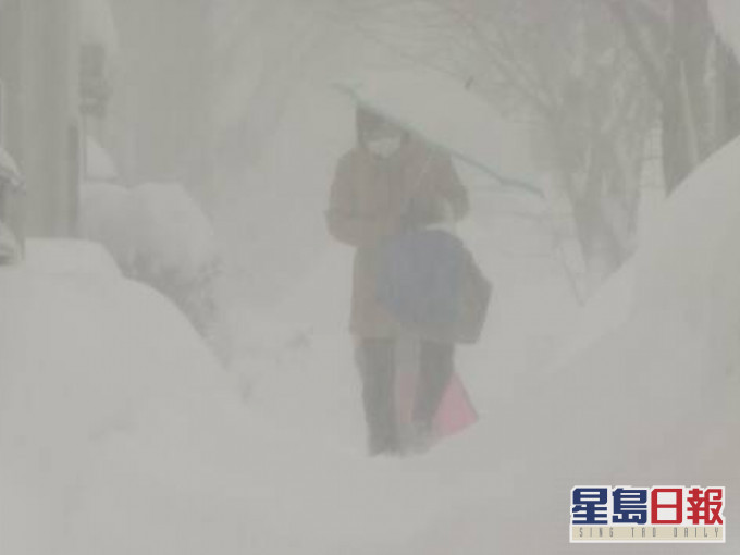 日本多地下暴雪逾4.5萬戶停電。NHK截圖
