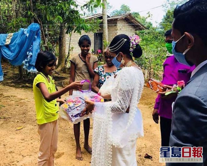 帕瓦妮將頭巾送給一對母女獲燦爛笑容回報。AP