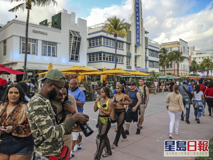 美國大批民眾周六擁入佛羅里達州邁阿密海灘慶祝春假。AP圖片