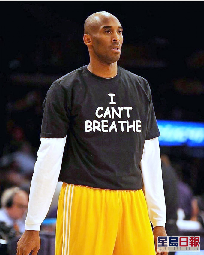 NBA已故巨星高比拜仁的遗孀分享一张高比拜仁穿著印有「我无法呼吸」（I Can't Breathe）T恤的旧照。