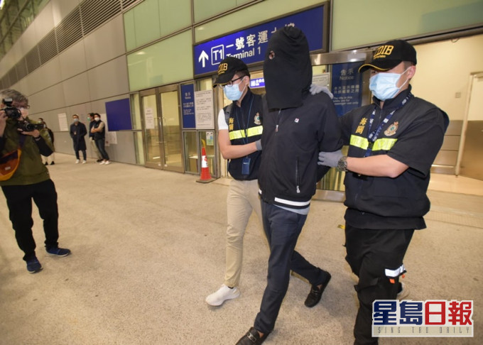海關從空運貨物發現毒品,疑犯被黑布蒙頭帶走。