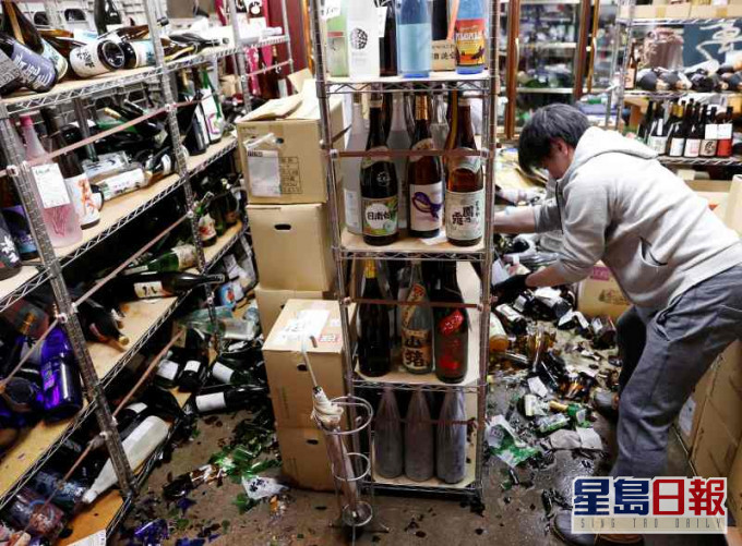 有店鋪貨物被震落一地。AP