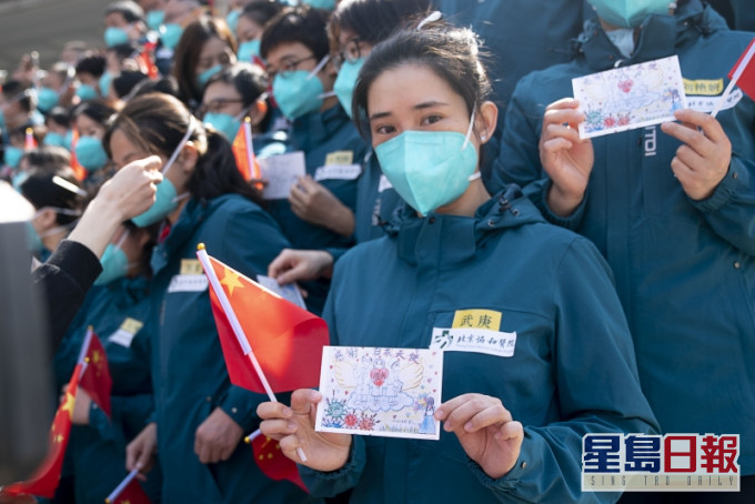 北京協和醫院國家援鄂抗疫醫療隊隊員展示市民送給他們的明信片。(新華社圖片)