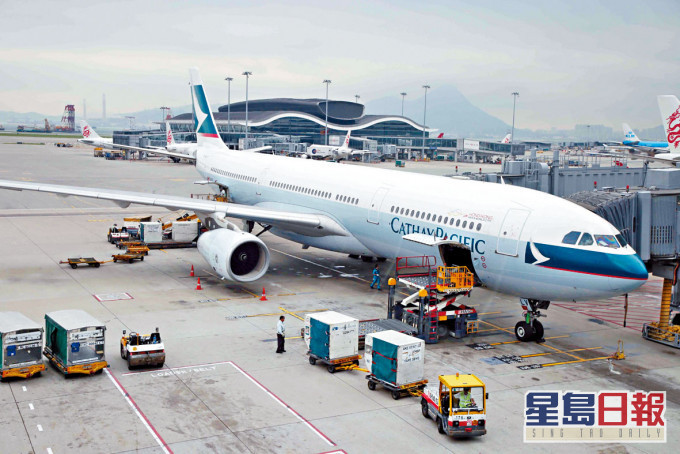 國泰表示持續受跨境旅遊及營運限制影響,下月取消約三分一原以閉環執勤模式運作到港的客運航班。