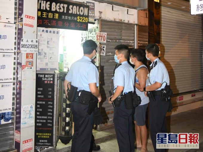 找換店負責人(背心)協助警方調查。