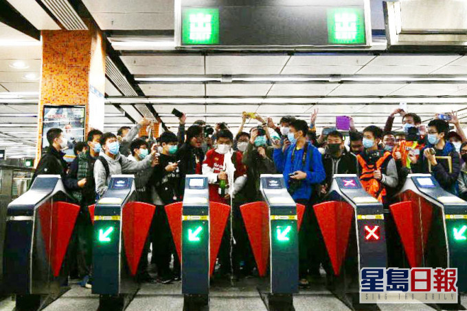 屯馬線一期開通當日,大批市民乘搭頭班車。 資料圖片