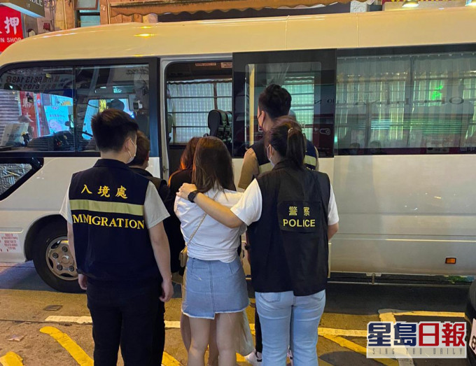 5名內地女被捕。警方圖片