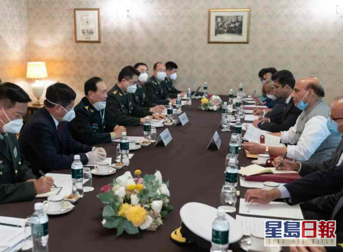 魏鳳和(左三)與辛格(右二)舉行會談。新華社
