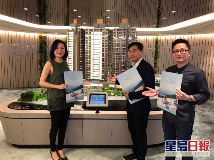 會德豐黃光耀(中)稱,KOKO HILLS於24小時內公布價單。左為陳惠慈、右為楊偉銘