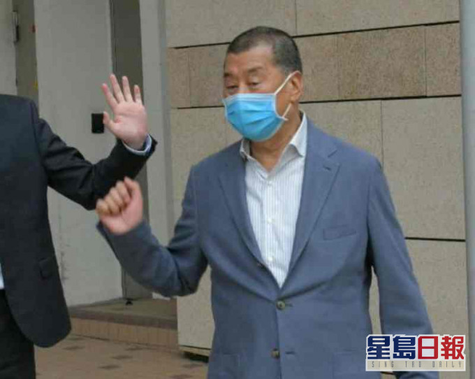 黎智英下午離開法院。