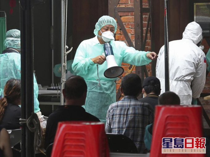 台灣流行疫情指揮中心宣佈昨日新增35宗接種新冠疫苗後死亡個案。美聯社圖片