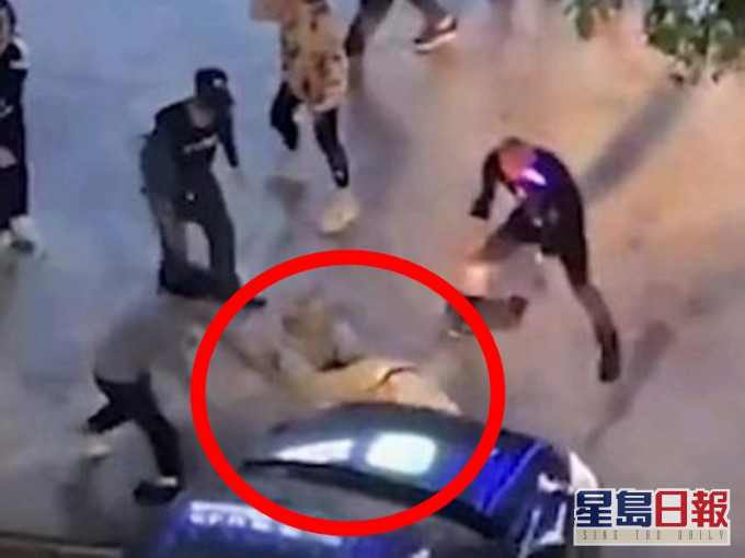 男子不幸被自己朋友輾死。網上影片截圖