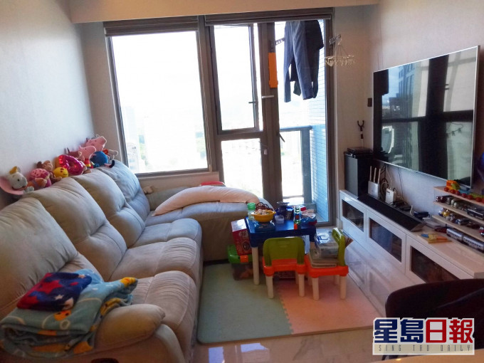 客廳採落地玻璃設計,可引光入室。