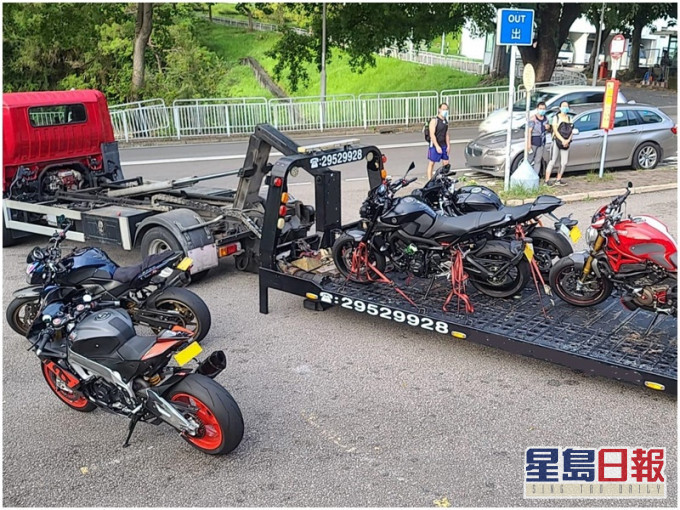 在荃錦公路的行動中,警方將15輛懷疑非法改裝車輛拖走作檢驗,包括11輛電單車。