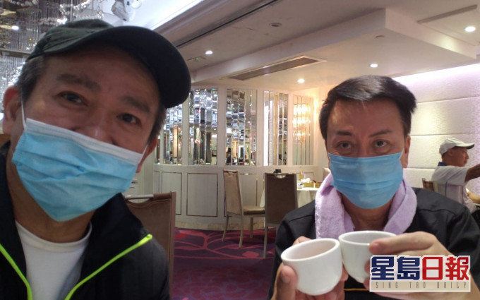 二人碰杯祝重聚。