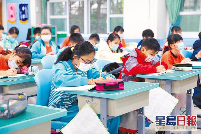 台湾有小二生传被罚逼戴口罩跑10圈操场。网上图片