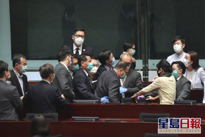 民主派议员与保安爆发推撞。资料图片