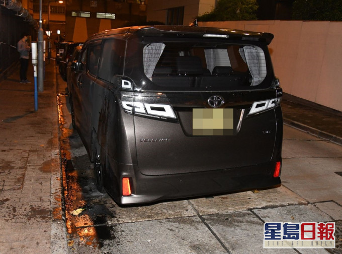 跑馬地警署於3月底被人投擲汽油彈,導致現場一輛私家車損壞。資料圖片