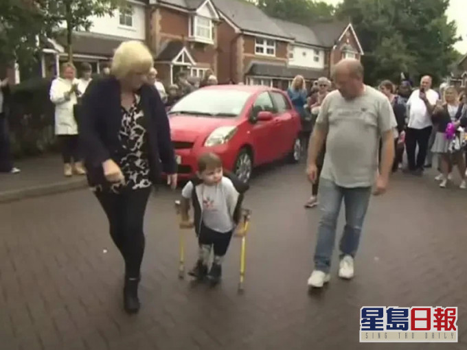 英国一名双腿截肢的5岁童撑拐杖行6英里,为医院筹逾千二万元。(网图)