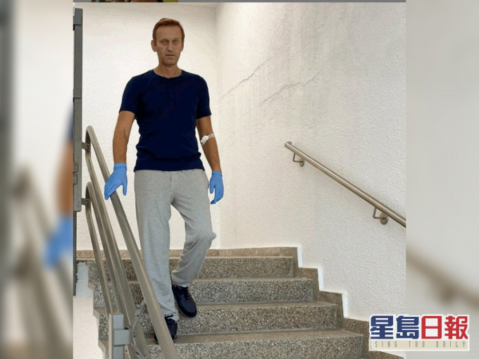 納瓦爾尼上載相片見他已可落樓梯。ig