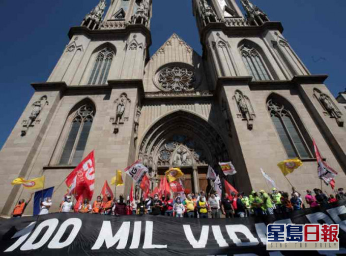 巴西不少人對政府抗疫政策感到不滿。AP