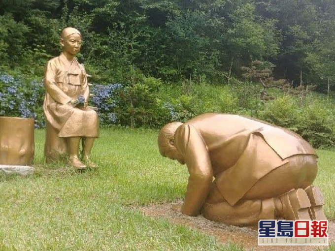 南韓一個雕像被指影射安倍向慰安婦道歉。(網圖)