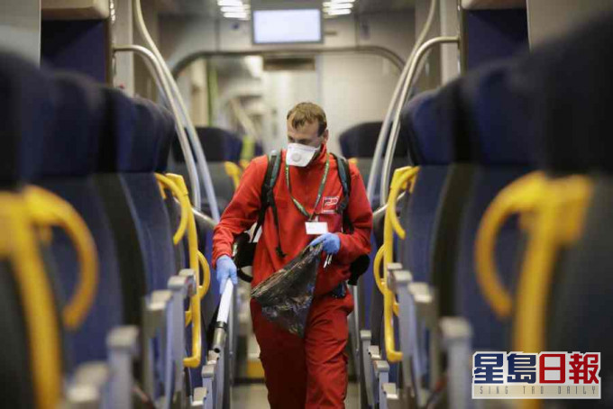 工人忙於為車廂清潔消毒。AP