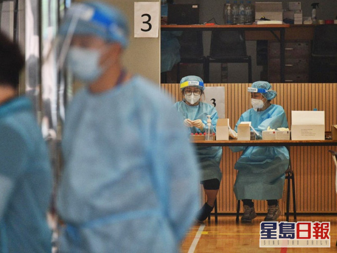 政府指採樣人員獲發保護衣符合標準。