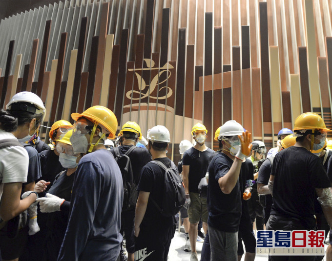 示威者於去年7月1日一度強行進入立法會綜合大樓。資料圖片