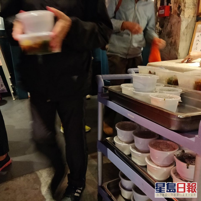 伯伯取多碗汤被「捉」个正著。银杏馆FB