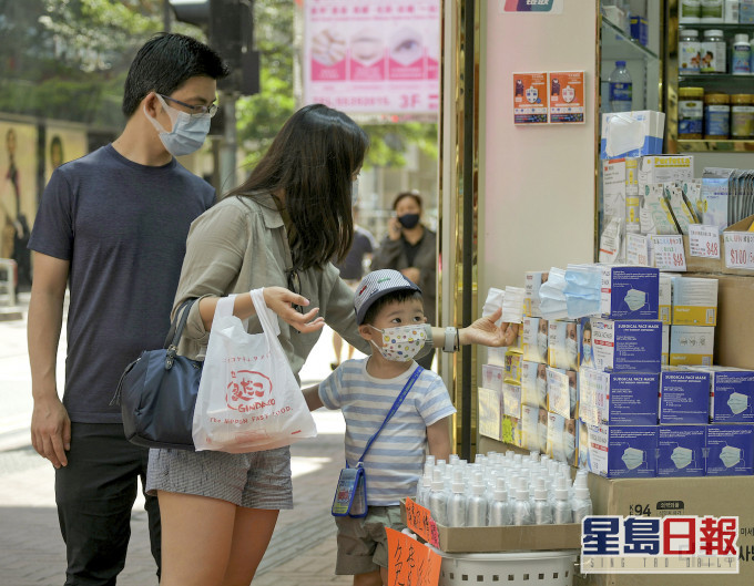 港人在疫情期間選購口罩等抗疫用品。資料圖片