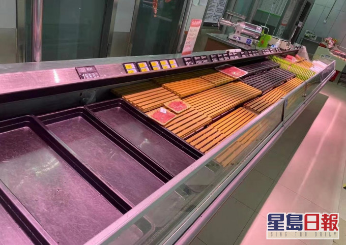 部分货架空空如也。网上图片