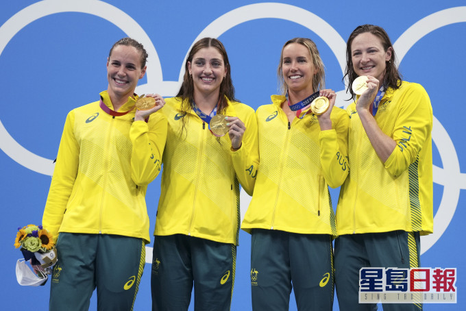 （左起）夏莉丝、邦迪甘葆、麦姬昂和嘉迪甘葆，以破世界纪录的成绩，助澳洲夺得女子4x100米自由泳接力金牌。AP