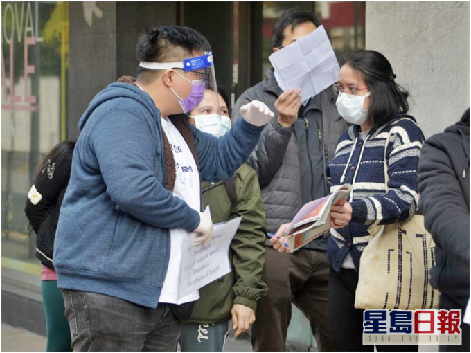 礼顿山社区会堂早上有外佣到场排队接受检测。